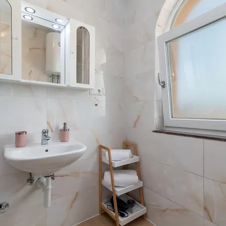 A1 - Seafront With Balcony 1 Min To * Trogir