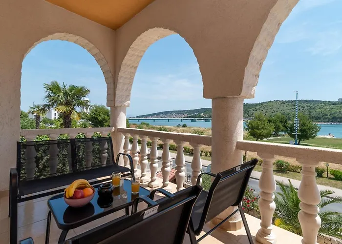Apartament A1 - Seafront With Balcony 1 Min To Trogir