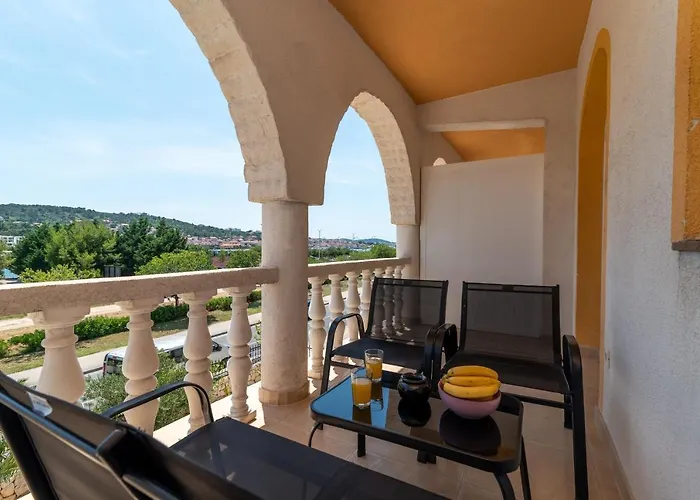 A1 - Seafront With Balcony 1 Min To *