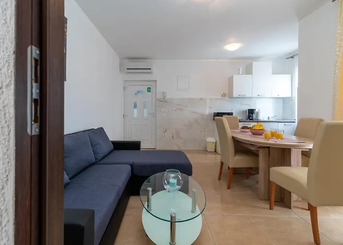 A1 - Seafront With Balcony 1 Min To