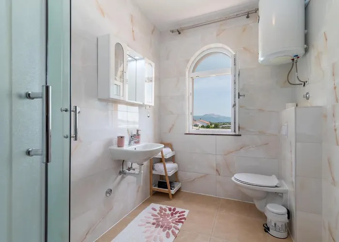 A1 - Seafront With Balcony 1 Min To Trogir