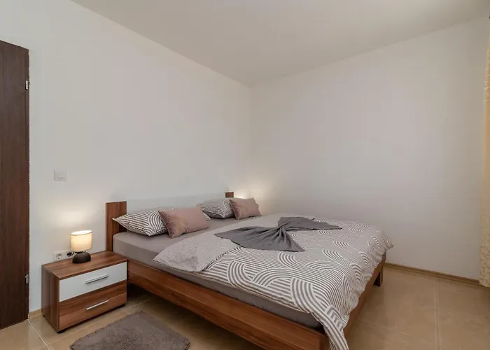 A1 - Seafront With Balcony 1 Min To * Trogir