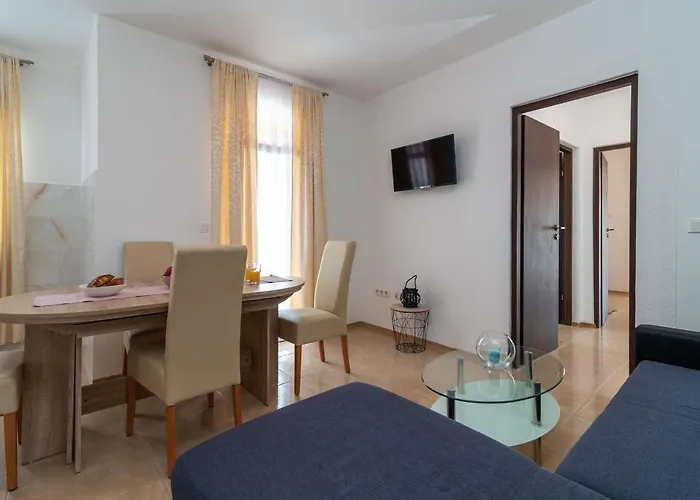 Apartament A1 - Seafront With Balcony 1 Min To Trogir