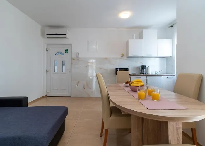 A1 - Seafront With Balcony 1 Min To