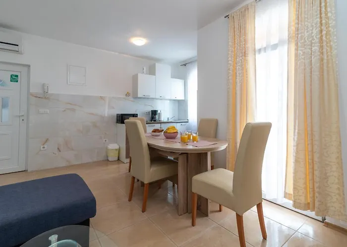 Apartament A1 - Seafront With Balcony 1 Min To Trogir