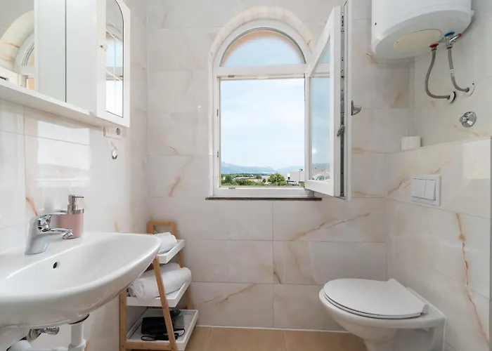 A1 - Seafront With Balcony 1 Min To