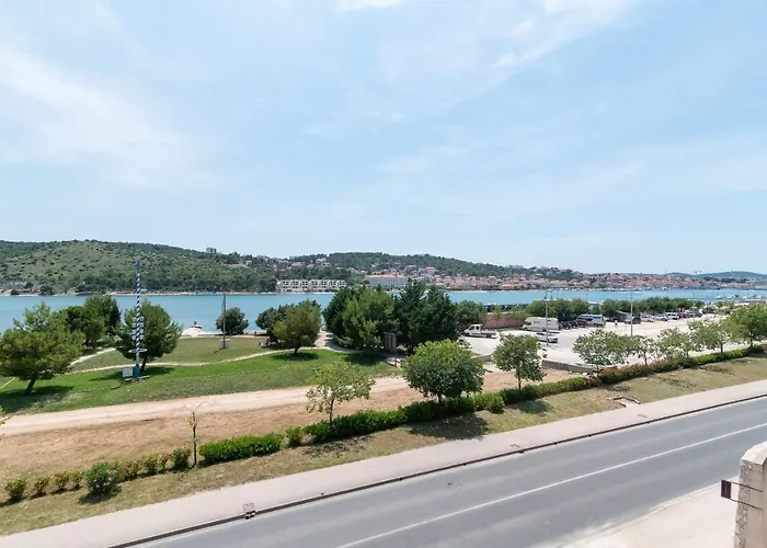 Apartament A1 - Seafront With Balcony 1 Min To Trogir