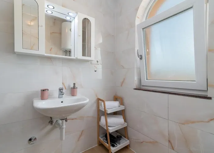 A1 - Seafront With Balcony 1 Min To * Trogir