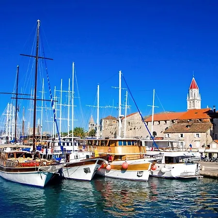 A1 - Seafront With Balcony 1 Min To Apartman Trogir