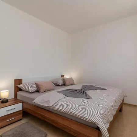 A1 - Seafront With Balcony 1 Min To * Trogir