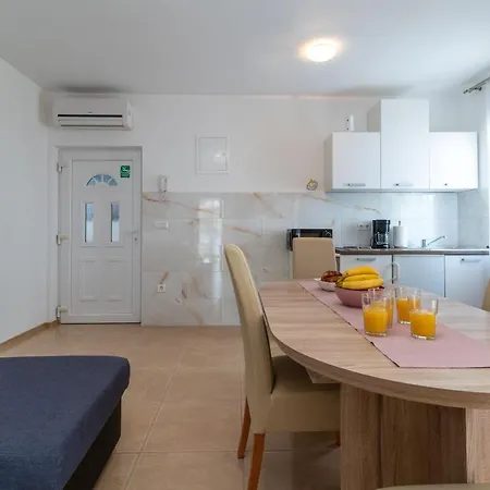 A1 - Seafront With Balcony 1 Min To