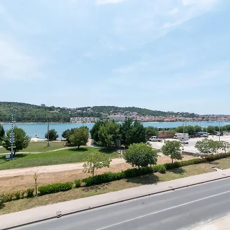 Apartman A1 - Seafront With Balcony 1 Min To Trogir