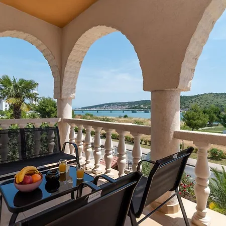 Apartament A1 - Seafront With Balcony 1 Min To Trogir