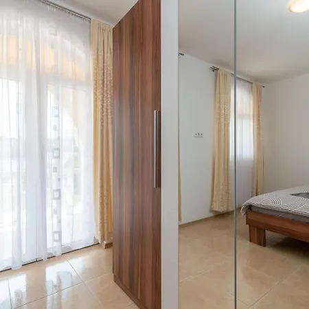A 1 - Seafront With Balcony 1 Min To