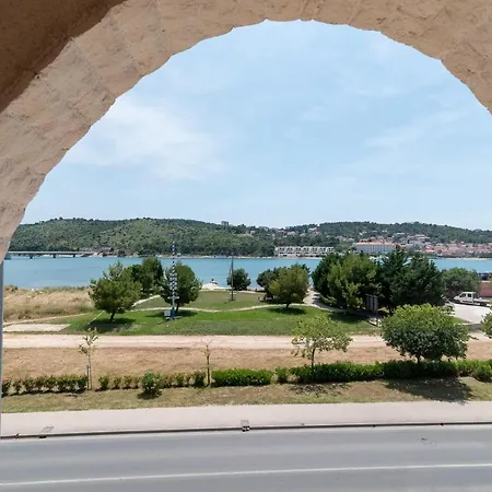 Apartment A 1 - Seafront With Balcony 1 Min To Trogir