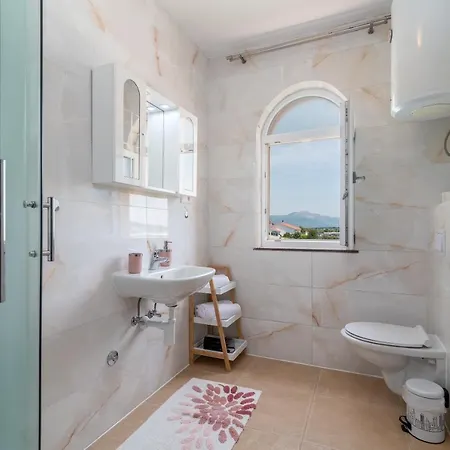 A 1 - Seafront With Balcony 1 Min To Trogir