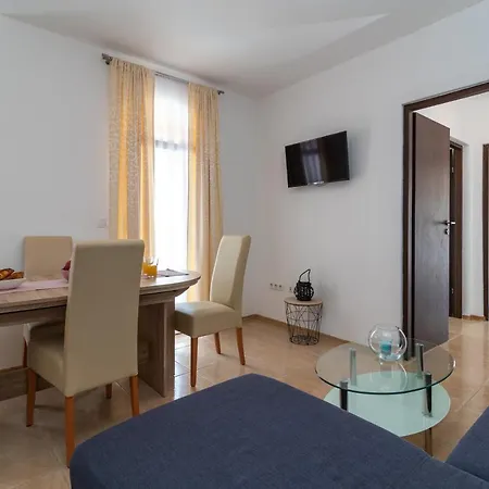 Apartament A1 - Seafront With Balcony 1 Min To Trogir