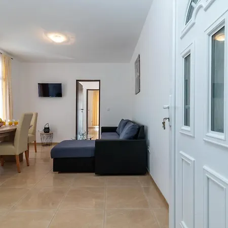 Apartament A1 - Seafront With Balcony 1 Min To