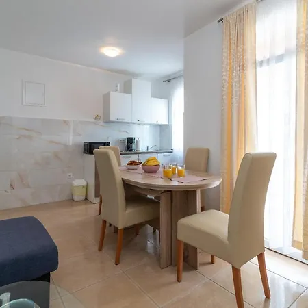 Apartment A 1 - Seafront With Balcony 1 Min To Trogir