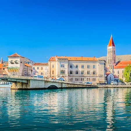 A1 - Seafront With Balcony 1 Min To * Trogir